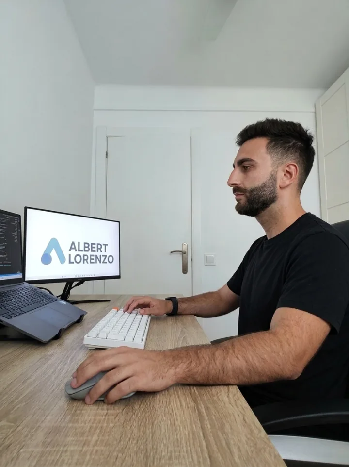 Albert Lorenzo trabajando en su escritorio